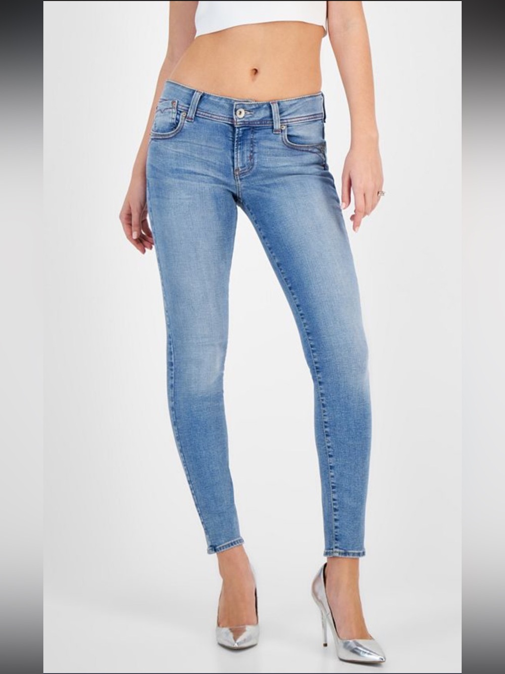 Guess Jeans - Women’s Light Blue Wash, Low Rise, Skinny Jeans. Size 28